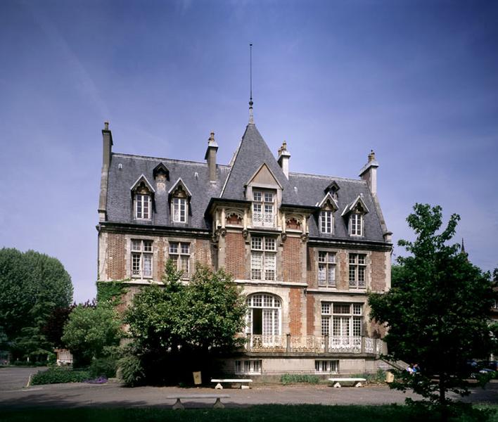 Vue d'ensemble de la façade donnant sur le lac.