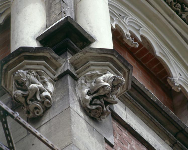 Composition architecturale de la partie supérieure du pavillon central, façade sur le lac : détail de deux culots sculptés ornés de personnages.