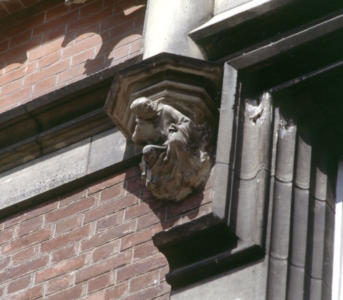 Façade sur jardin, pavillon central, composition architecturale des parties hautes : détail d'un culot sculpté orné d'un personnage.