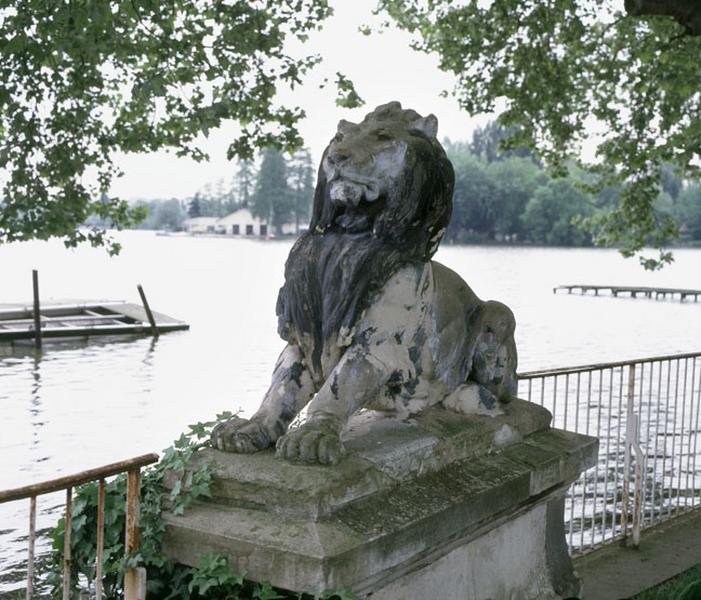 Paire de statues de lions