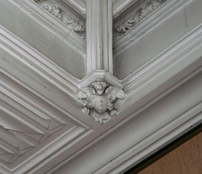 Salon du rez-de-chaussée, donnant sur le lac ; détail du plafond à caissons : les petits culots amortissant les angles sont ornés d'animaux fantastiques appartenant au répertoire ornemental néogothique, ici une harpie.