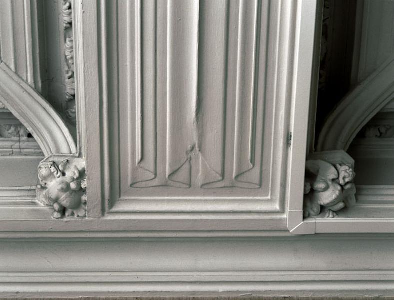 Salon du rez-de-chaussée, donnant sur le lac ; détail de la poutre centrale ornée de motifs dits 'en plis de serviette', empruntés au répertoire ornemental gothique.