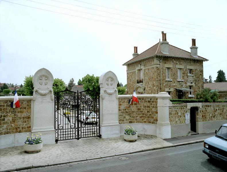 Vue de l'entrée du cimetière.