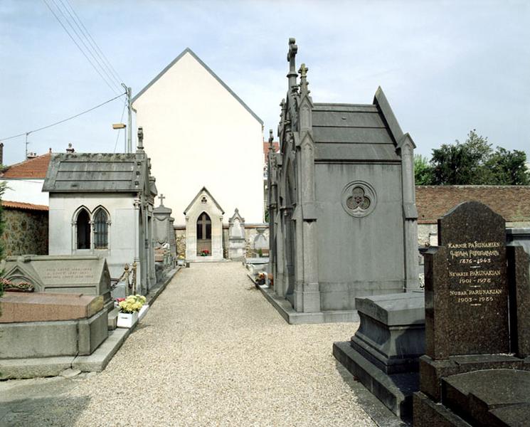 Vue d'une des allées du cimetière.