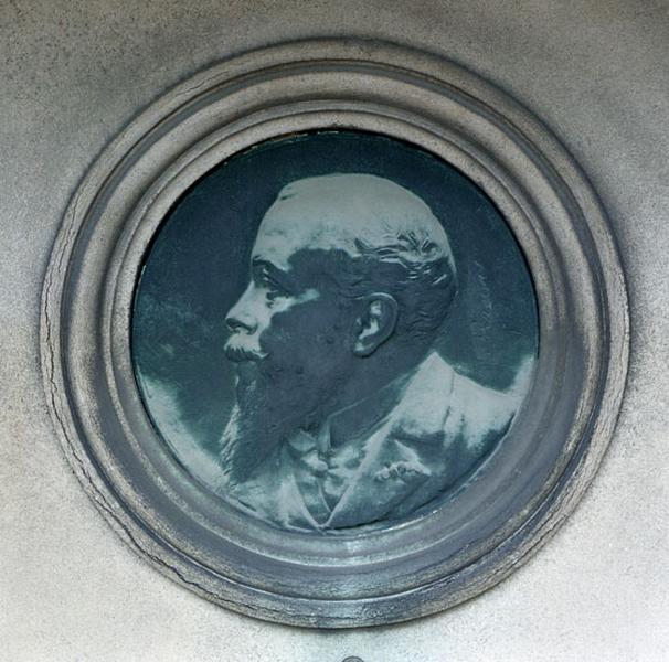 Bas-relief : médaillon du portrait de A. Sidney Dunnet