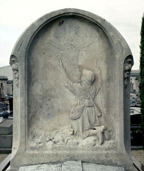 Détail du bas relief de la stèle évoquant le défunt Albert Grusse Dagneau, mort au champ d'honneur.