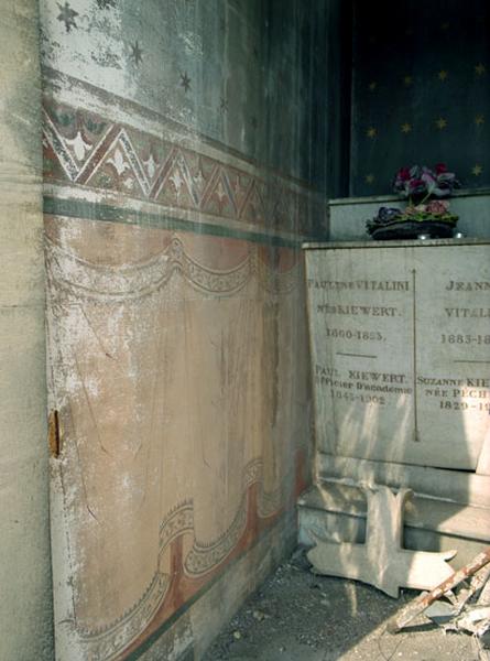 Détail du décor peint de l'intérieur de la chapelle : dans la partie inférieure figurent des draperies évoquant un style pompéien.