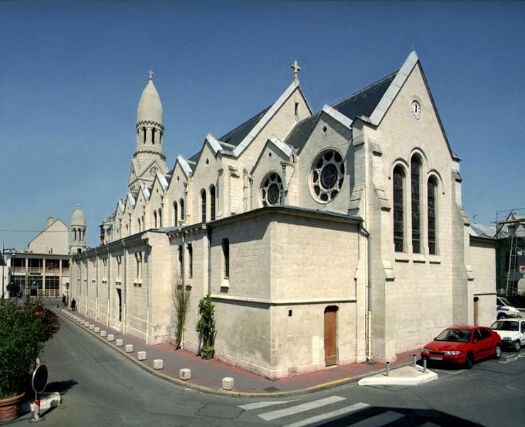 Vue d'ensemble de l'église vers le chevet et la façade latérale nord.