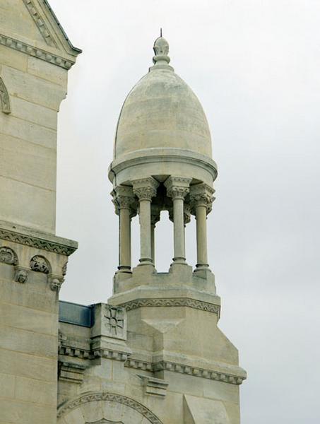 Détail d'un lanternon, à droite de la façade occidental.