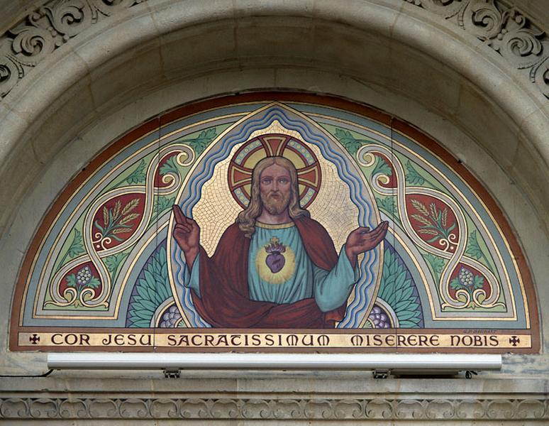 Façade occidentale, détail de l'un des trois tympans : Christ au Sacré Coeur peint par l'atelier bordelais G.P. Dagrant.