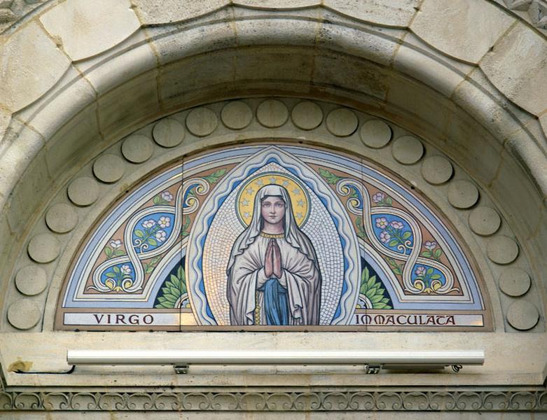 Façade occidentale, détail de l'un des trois tympans : la Vierge, immaculée conception, peinte par l'atelier bordelais G.P. Dagrant.