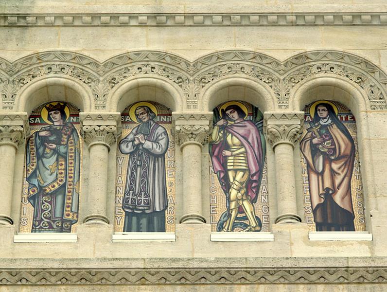 Façade occidentale : détail de quatre saints peints par l'atelier bordelais G.P. Dagrant : de gauche à droite figurent saint Louis, saint Vianney curé d'Ars, saint Michel archange et sainte Thérèse de l'Enfant Jésus.