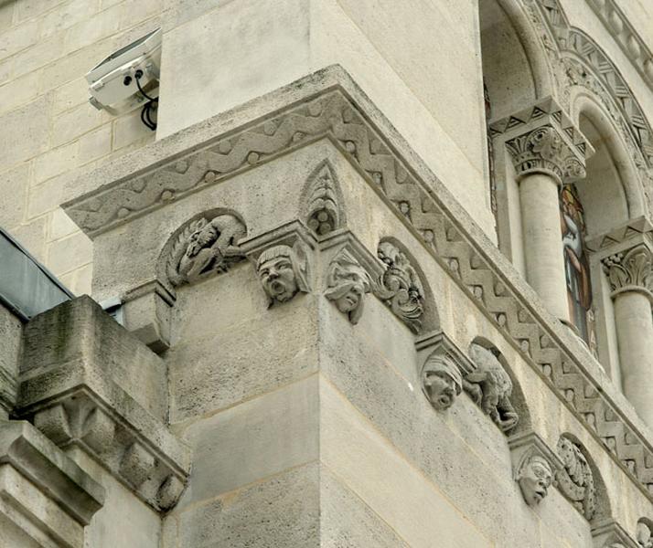 Façade occidentale : détail de la corniche soulignant le premier niveau de l'église.