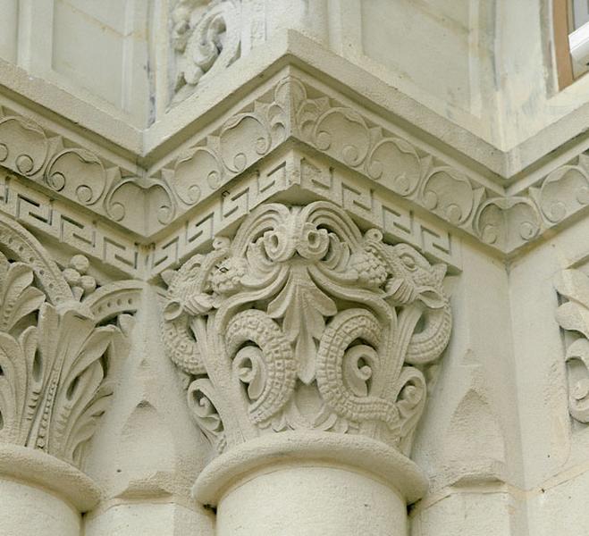 Façade occidentale : détail de l'un des chapiteaux composites orné de feuillages et d'animaux fantastiques.