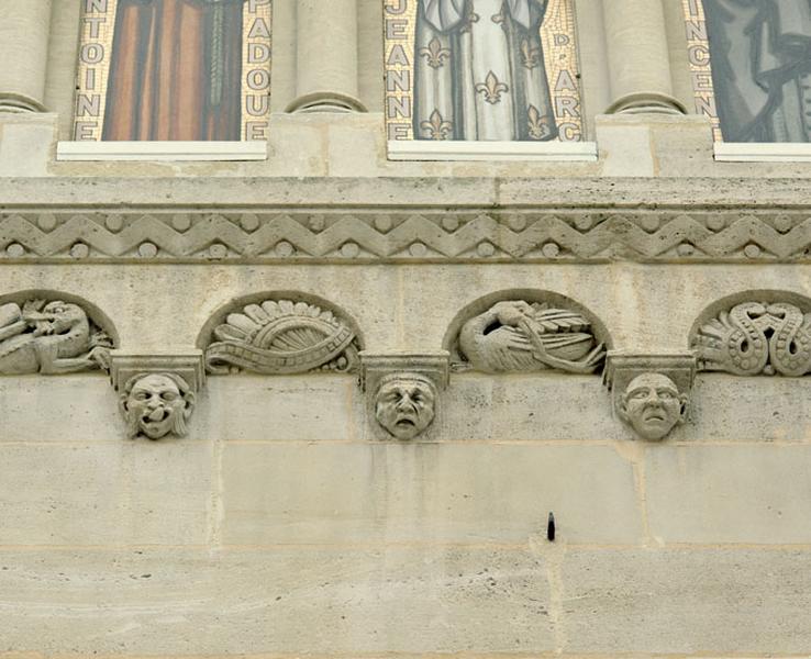 Façade occidentale : détail de la corniche.