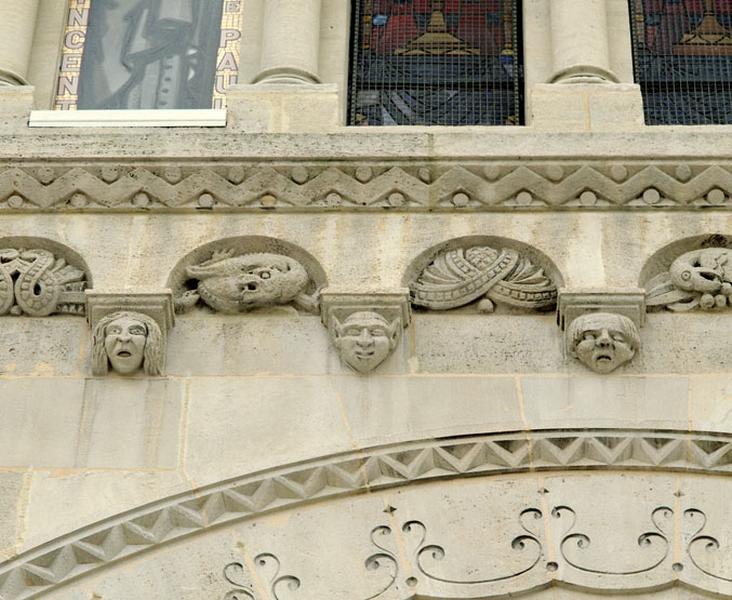 Façade occidentale : détail de la corniche.