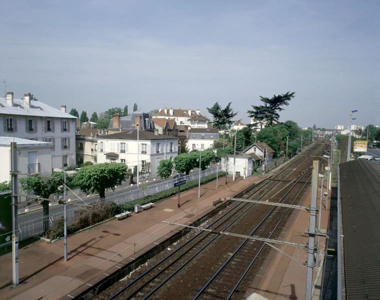 Vue des immeubles et maisons le long de la voie ferrée, rue de l'Arrivée.