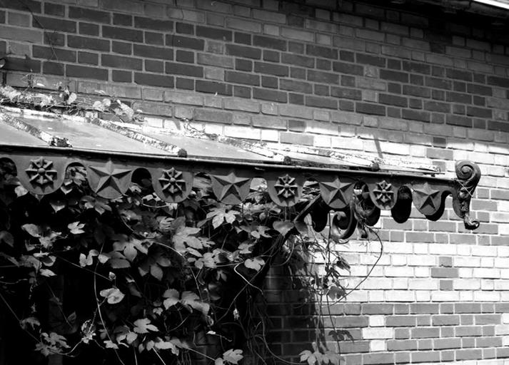 Marquise sur la maison des établissements Vendrand, 28 rue des Fabriques : détail de l'angle.