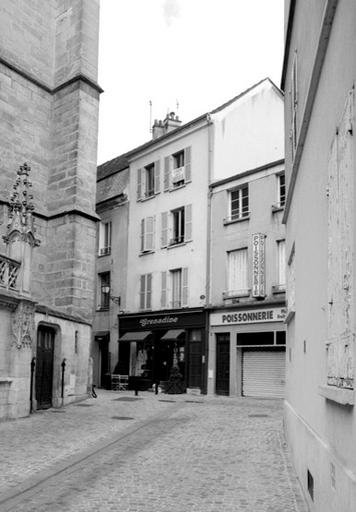 Maison 'du sonneur', 1 rue des Cloches (enseigne 'Grenadine') : exemple de maison de ville ancienne (17e ou 18e s.) présentant à l'origine un pignon sur rue, transformé au 19e siècle en façade gouttereau avec adjonction d'un étage.