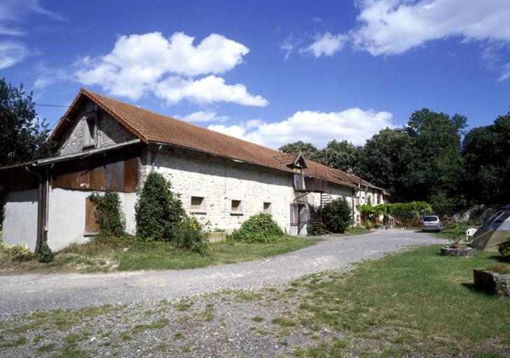 Le bâtiment des écuries et du logis : vue d'ensemble, depuis la cour.