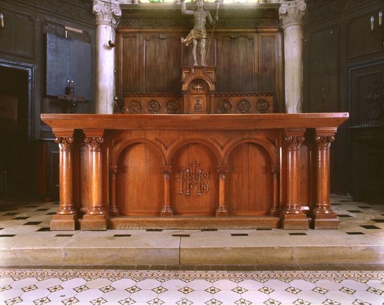 Maître-autel ; gradin d'autel ; tabernacle