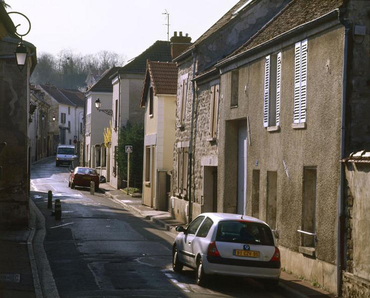 vue de l'ancienne grande rue du village, actuellement rue du Général-de-Gaulle