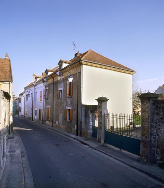 vue d'une ancienne maison de campagne du XVIIIe siècle découpée en plusieurs parcelles. C'est là que Berthe Morisot venait chez sa soeur