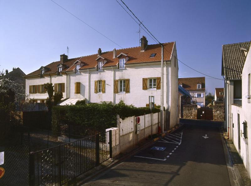 vue d'une ancienne maison de campagne du XVIIIe siècle découpée en plusieurs parcelles. La façade sur jardin
