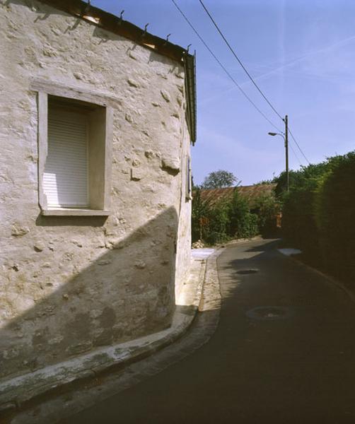 mur ancien d'une maison à l'angle de la rue du général de Gaulle et du chemin des Tartaleau