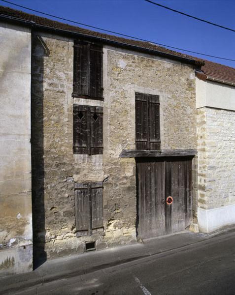 une ancienne maison rurale à passage charretier rue de Pontoise