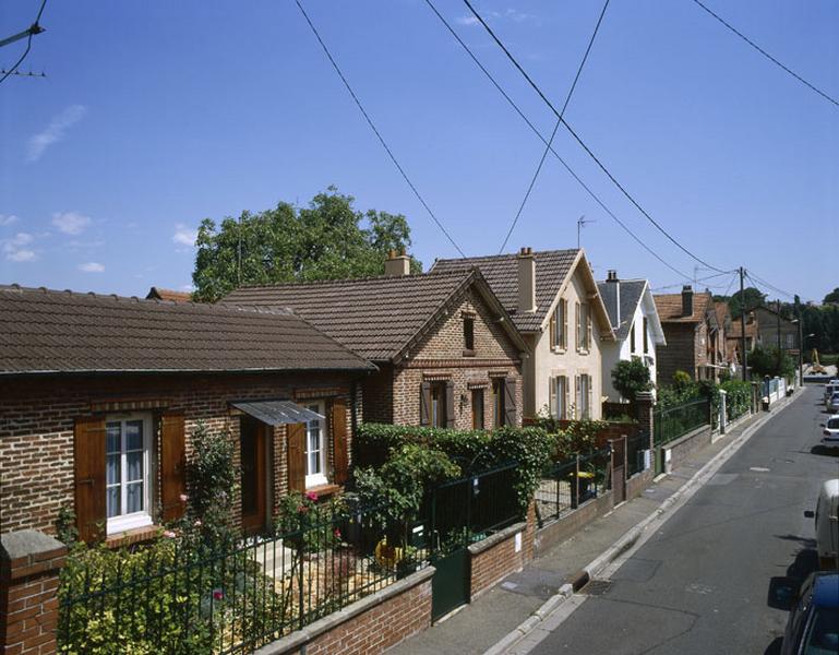 la Rue de l'Eperon, vue d'ensemble. Elle comporte de nombreux pavillons habités par des mariniers à la retraite