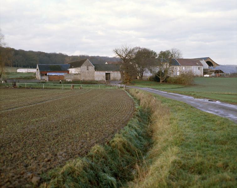 vue d'ensemble de la ferme tournée vers l'est. On aperçoit la forêt de l'Hautil à l'arrière