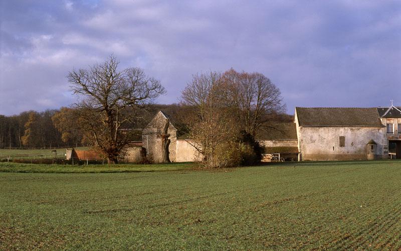 vue d'une partie des bâtiments agricoles depuis les champs