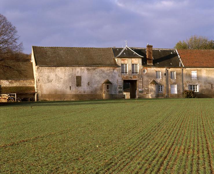 la façade antérieure de la ferme : vue de face