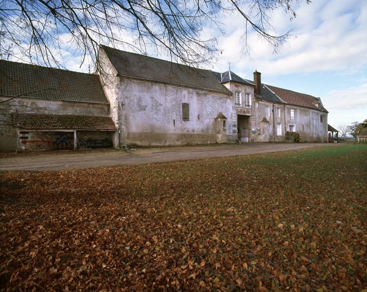 la façade antérieure de la ferme : vue de trois quarts