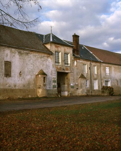 façade antérieure : vue de trois quarts