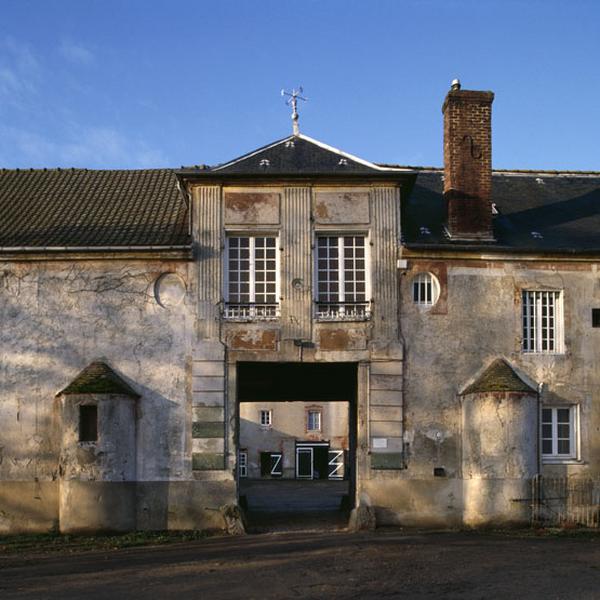 façade antérieure : vue du porche