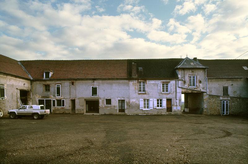 Vue du corps d'entrée depuis la cour