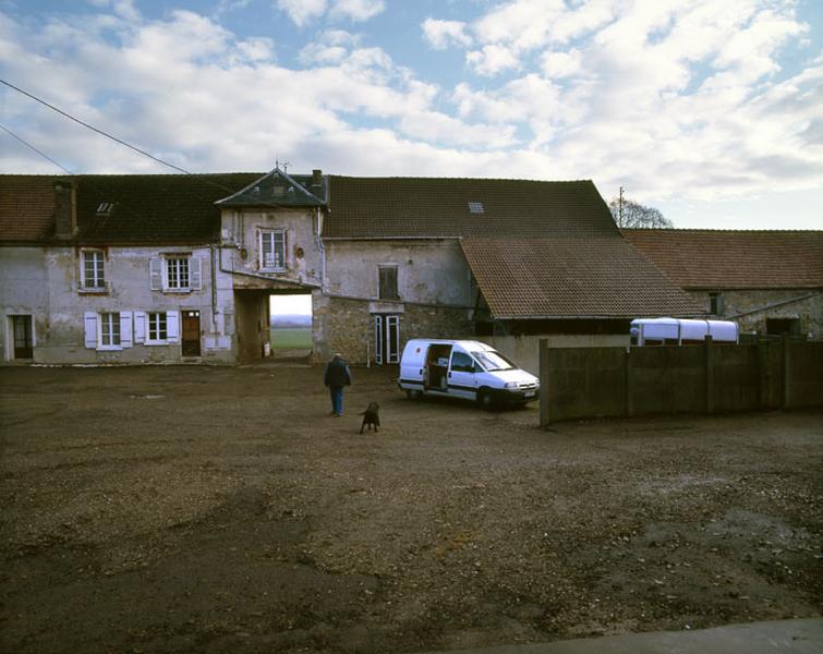 Vue des bâtiments du corps d'entrée depuis la cour