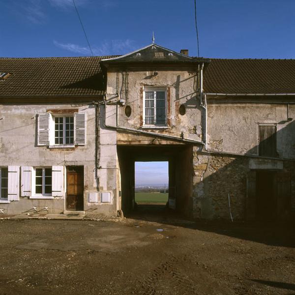 Vue du corps d'entrée depuis la cour