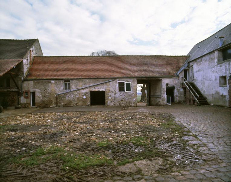 Vue de la seconde porte charretière qui se trouve à l'extrémité des bâtiments du corps d'entrée