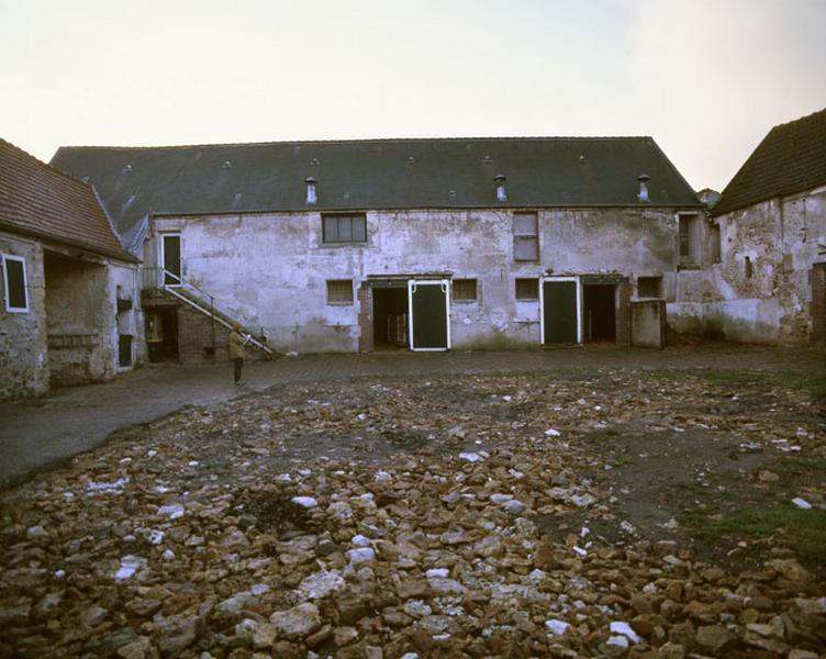 Vue depuis la cour du bâtiment sud comportant écuries et grenier