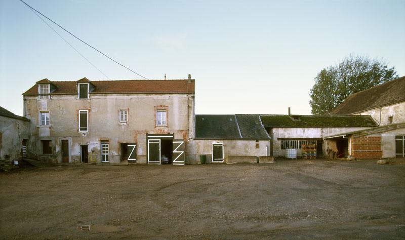Vue d'ensemble des bâtiments sur le côté ouest de la cour