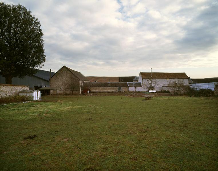 la façade arrière des bâtiments situés à l'ouest de la cour
