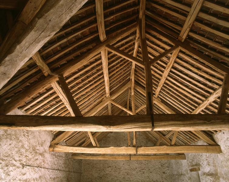 la charpente de la grange qui ferme la cour à l'angle nord est