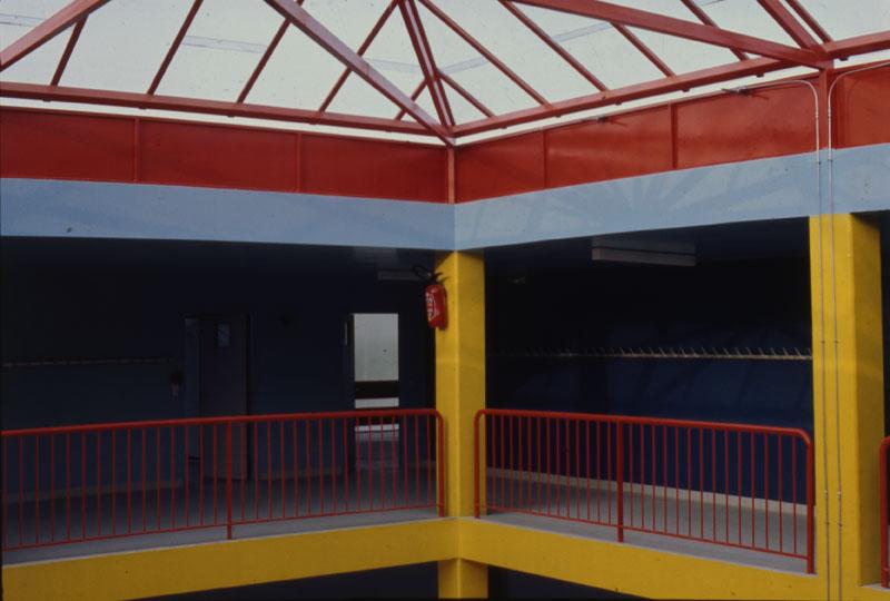 Vue intérieure d'une circulation autour du patio et de la verrière le couvrant.