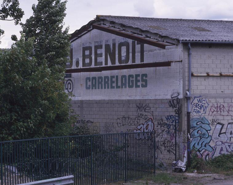 Pignon de l'ancienne usine J. Benoit de carreaux de céramique pour le bâtiment.