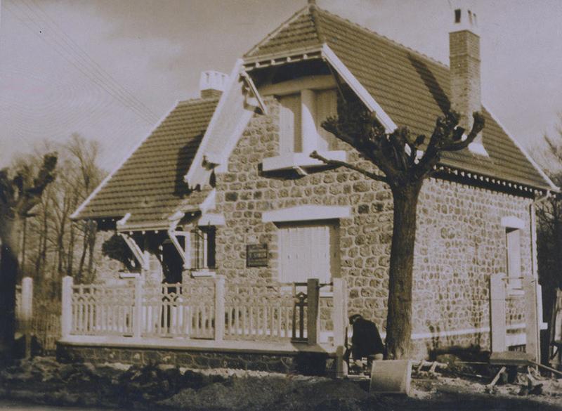 Façade antérieure de la maison de M. Pierre Pilé, photographiée en 1934 lors de l'achèvement du bâtiment.