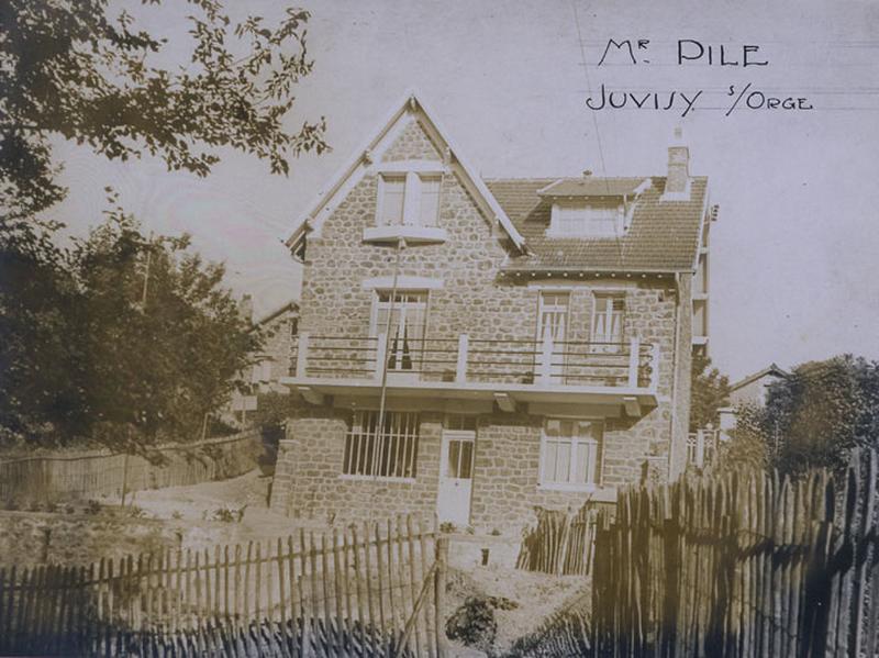 Façade postérieure de la maison de M. Pierre Pilé, photographiée en 1934 lors de l'achèvement du bâtiment.