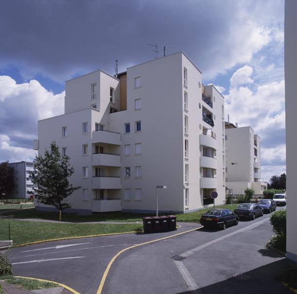 Façades sud-ouest d'un immeuble d'habitation de la Z.A.C. Champagne, sur le plateau, rue Gabriel-Fauré.